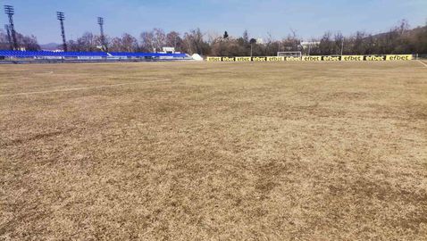 Етър показа терена - фенове предложиха играчите да излязат с мотики да садят картофи