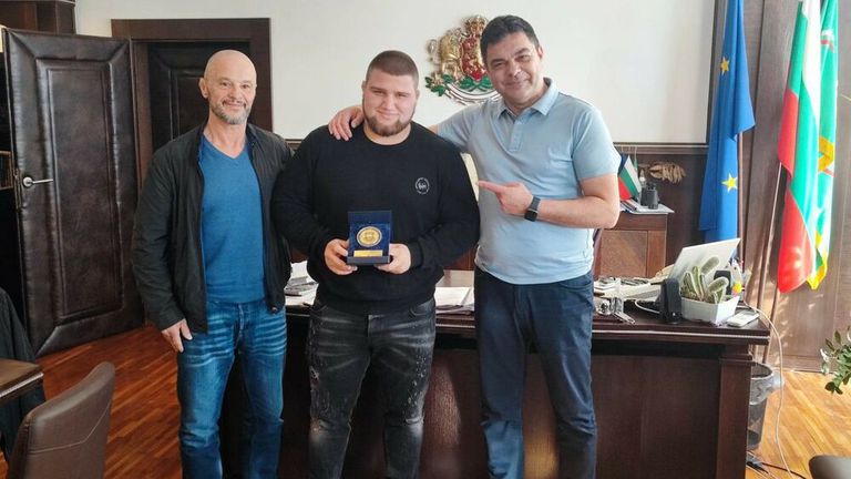 Европейският шампион по борба Георги Иванов бе награден с плакет в Димитровград