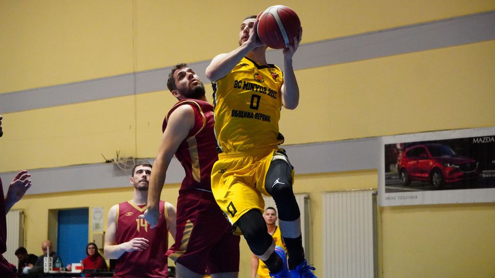 Миньор 2015 се разправи с Правец