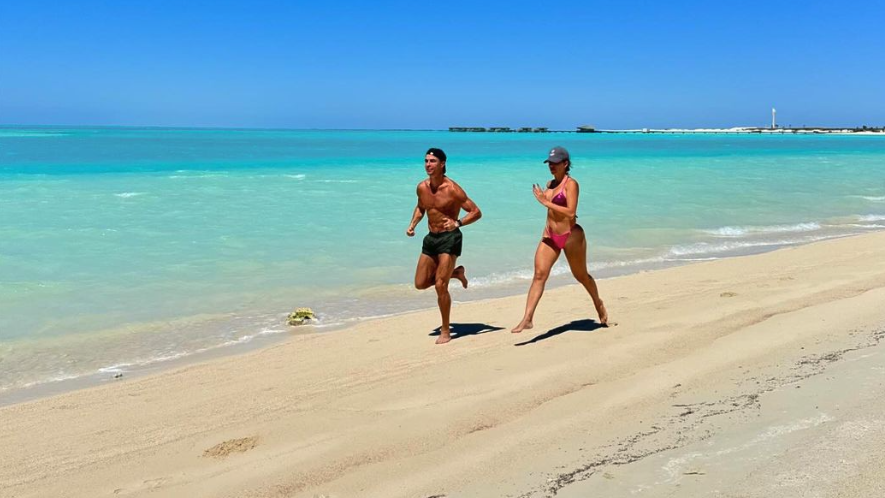 Роналдо и Джорджина тренират по бански на плажа