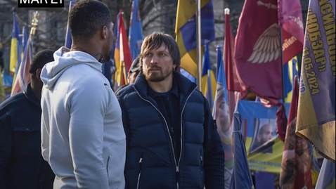 Антъни Джошуа гостува в Украйна за първи път и посети мемориал в Киев