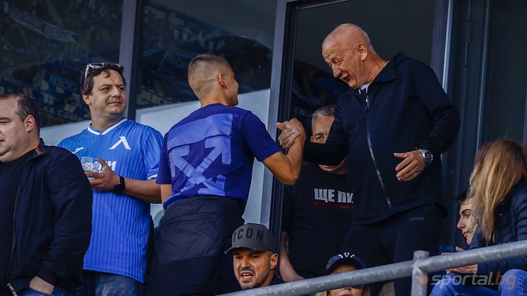 Христо Крушарски е една от най цветните птици прелитали през българския