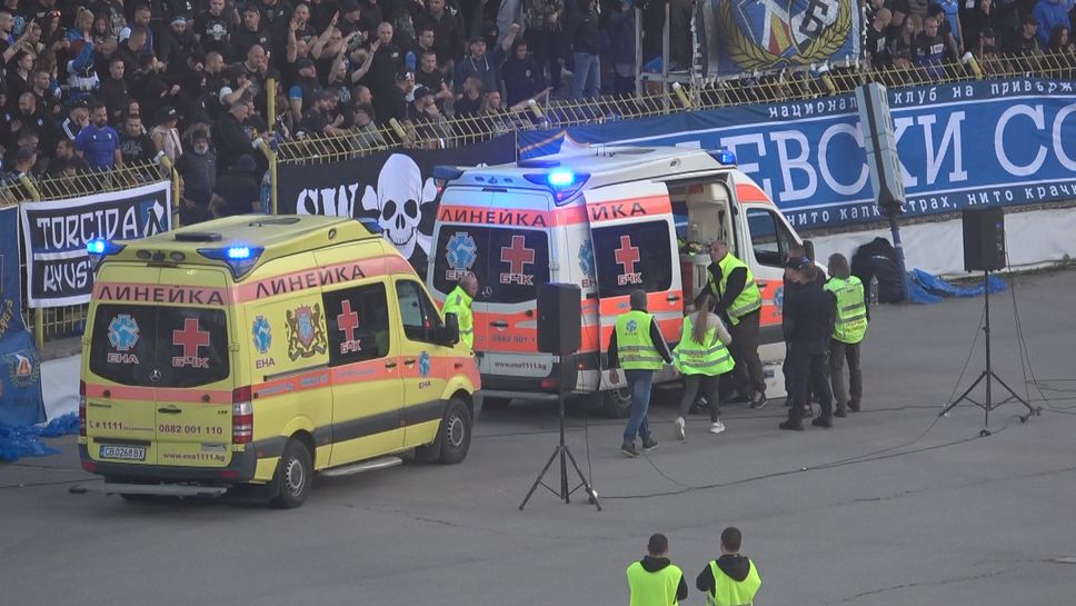Медици помагат на фенове по време на полуфинала Левски - Лудогорец