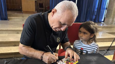  Стоичков провокира еуфория в българското учебно заведение в Каталуния 