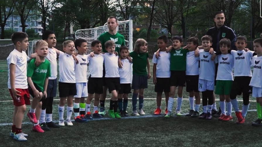 Деца и треньори от футболен клуб "Национал" чистиха в НСА по случай Деня на Земята