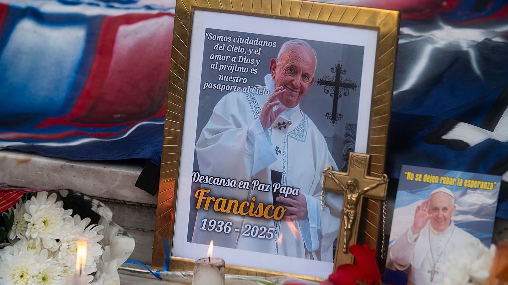 Номерът на членската карта на клуба, на който папа Франциск е бил фен, е "криел" годините и часа на смъртта му – точно до минутата?!