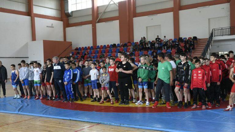 Състезатели от 14 клуба в страната мериха сили в турнир по свободна борба в Кубрат