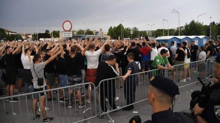 Стотици привърженици на хърватския първодивизионен футболен отбор Хайдук Сплит влязоха