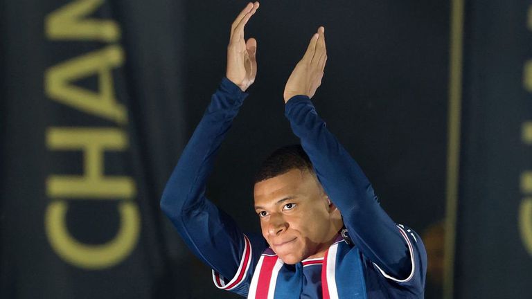 Звездата на Пари Сен Жермен Килиан използва социалните мрежи за