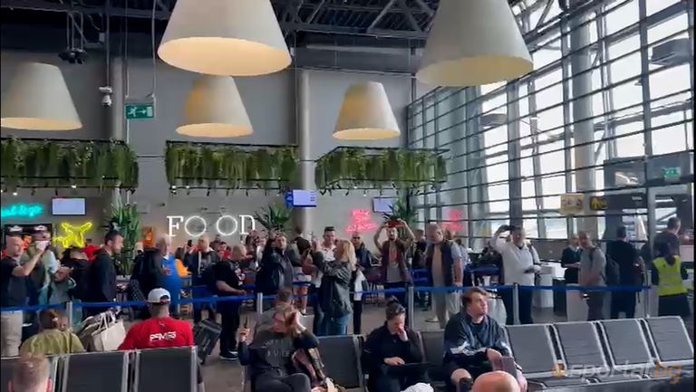 Феновете на Олимпиакос изпратиха баскетболистите с песни на летището в Каунас