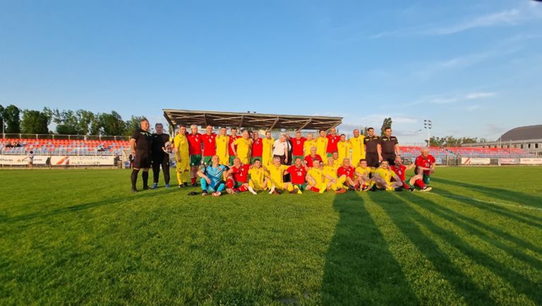 Български футболни звезди победиха румънски депутати в приятелски мач в Букурещ