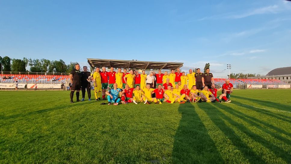 Български футболни звезди победиха румънски депутати в приятелски мач в Букурещ