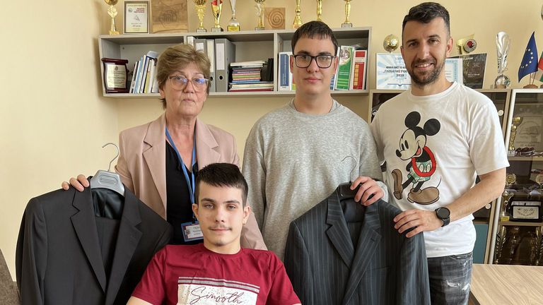 Лудогорец дари 60 костюма на младежи в неравностойно и затруднено