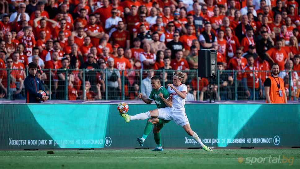 Феновете на ЦСКА хвърлиха кренвирш към терена по време на