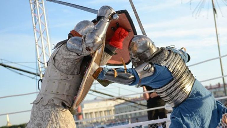 Рицари в средновековни схватки на ринг в Русия