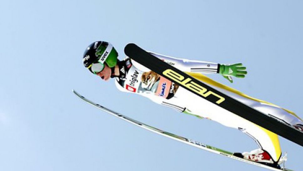 Домакините от Словения спечелиха отборната надпревара по ски-скок в Планица