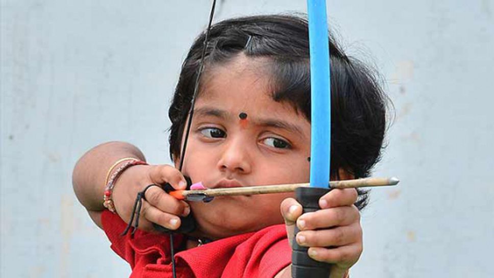 Невероятно! Двегодишно момиченце подобри рекорда на Индия по стрелба с лък