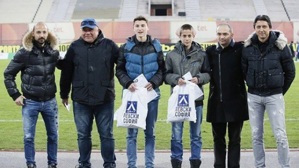Посрещат с аплодисменти двама юноши на Левски по време на България - Италия