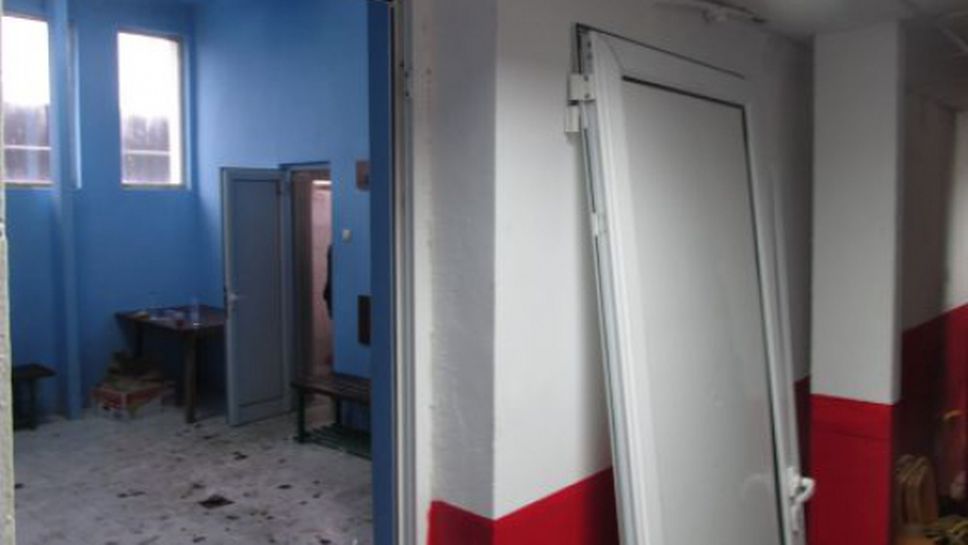 Футболистите на Славия изпочупиха съблекалнята в Дупница (снимки)