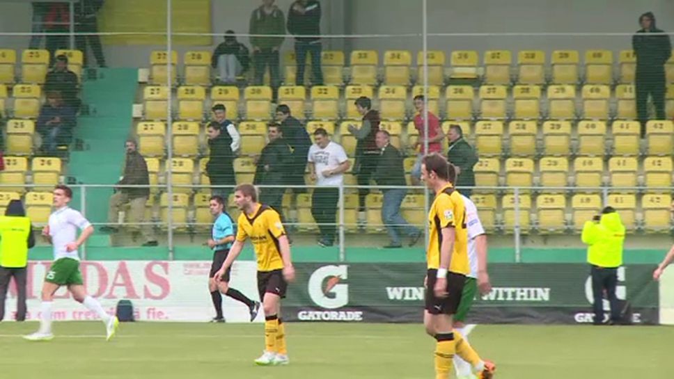 Фенове имитират рефер на мач в Румъния (видео)