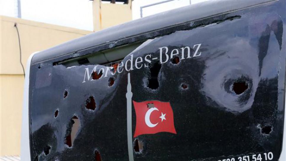 Замерваха с камъни автобус на хандбалния отбор Бешикташ