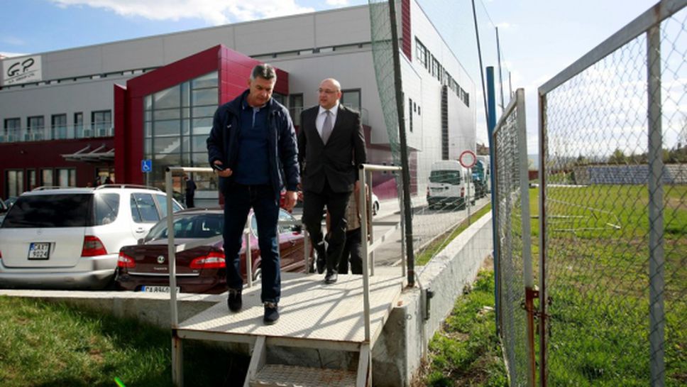 Министър Кралев инспектира спортната база в Сливница
