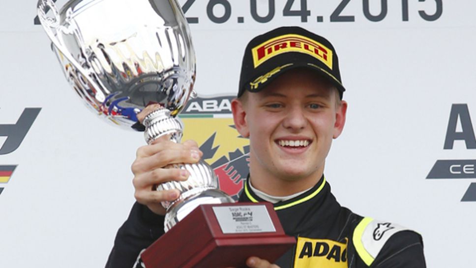 Синът на Михаел Шумахер с първа победа в своята кариера (видео)