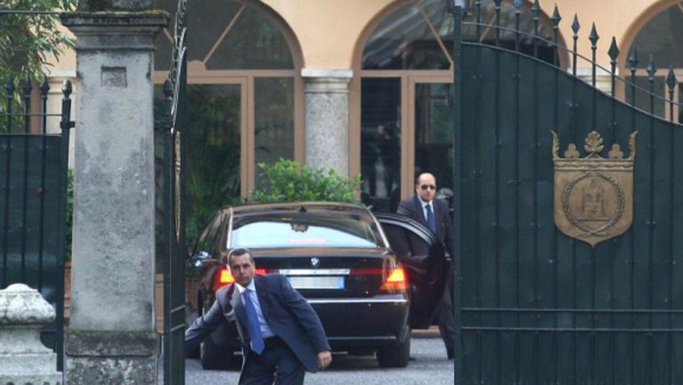 Започна срещата между Берлускони и Мистър Бий