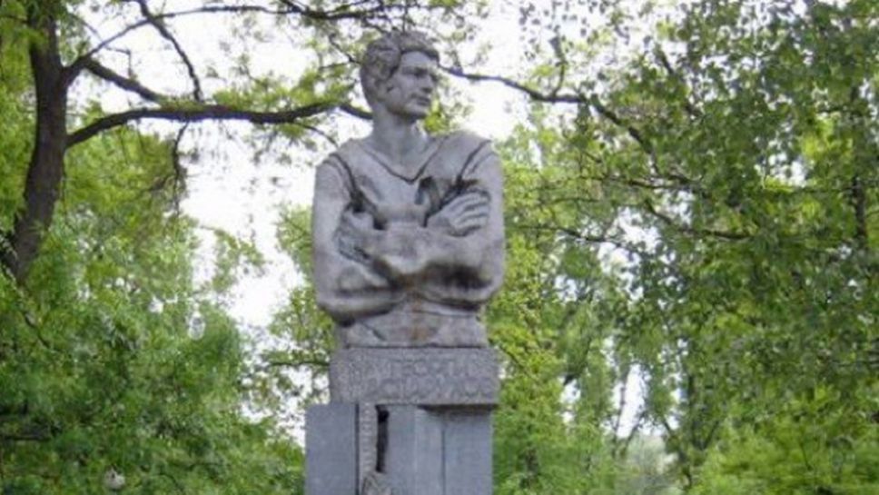 Левски поднася цветя пред паметника на Гунди