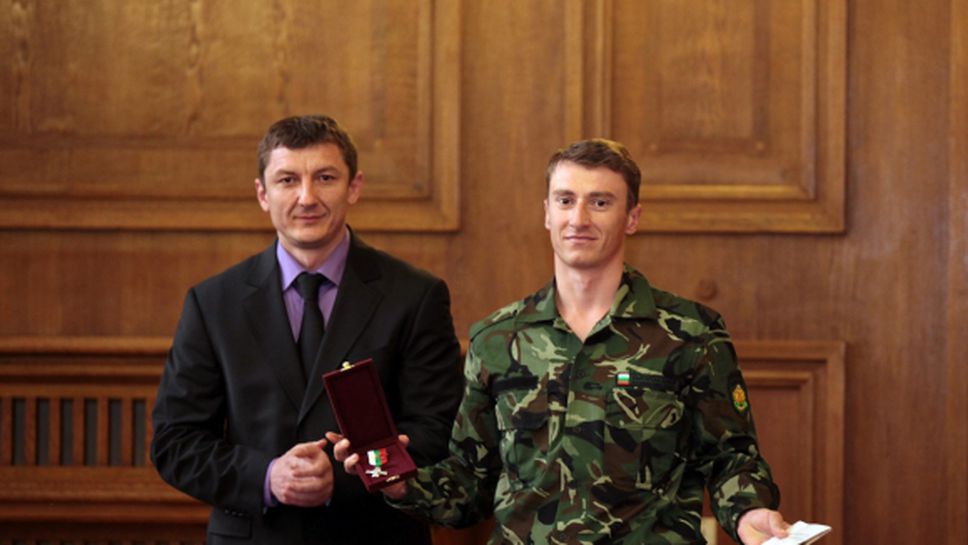 Наградиха бронзовите медалисти от световното по ски за военни