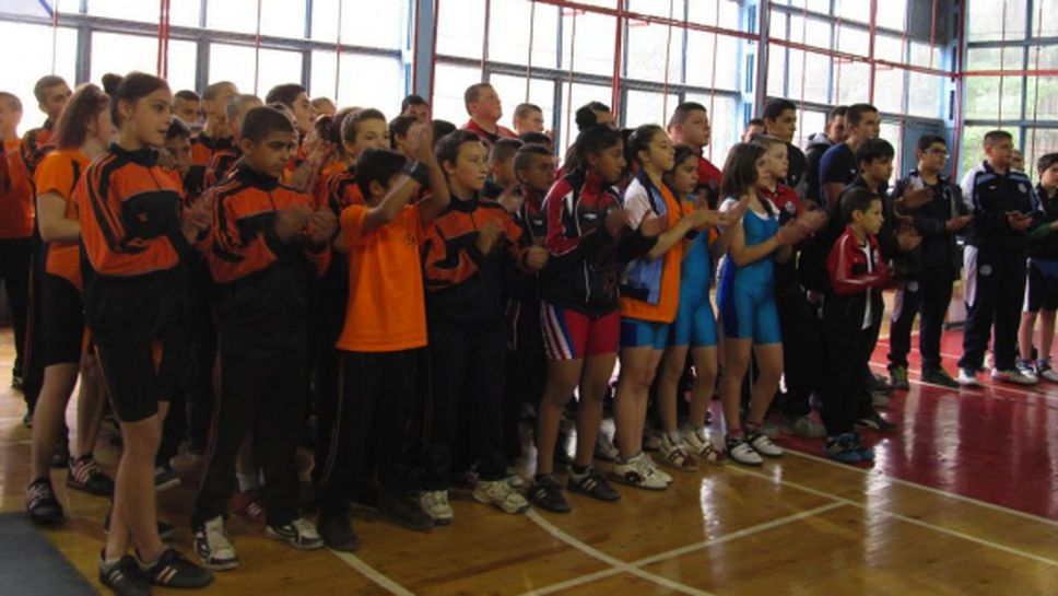 Съзвездие от млади шампиони на щанги турнира за купа "Русе"