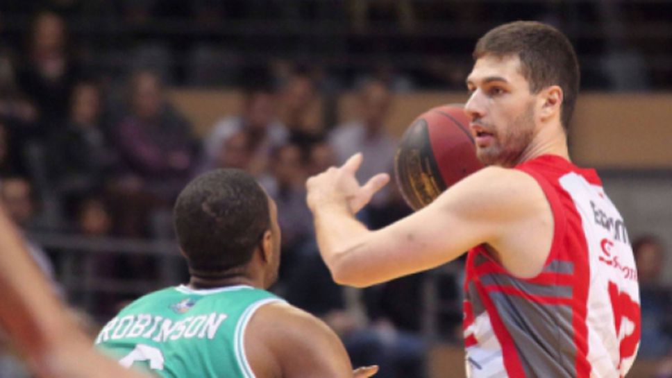 Илиан Евтимов със силен мач при победа на Елан Шалон