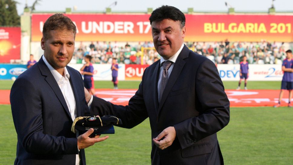 Боби Михайлов награди Стилиян от името на УЕФА (видео)