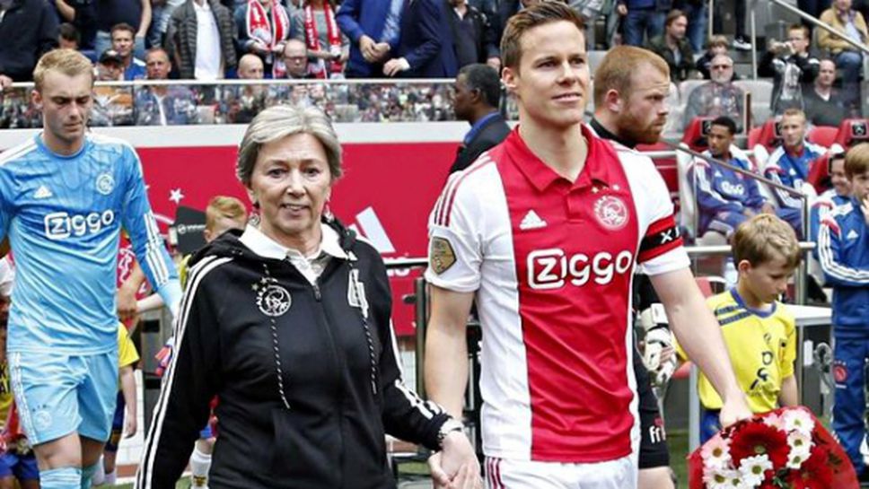 Ето как футболистите на Аякс отбелязаха Деня на майката (видео)