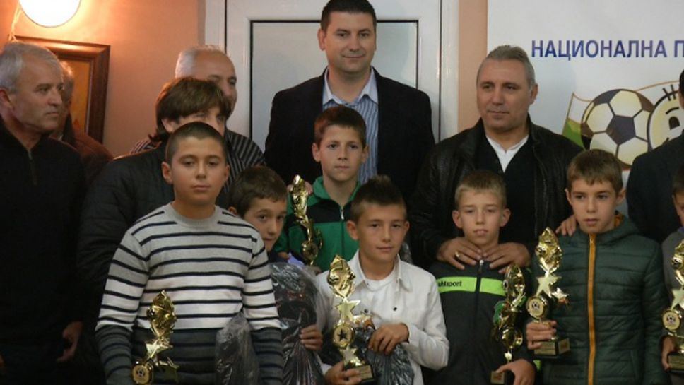 Стоичков награди млади футболисти в София
