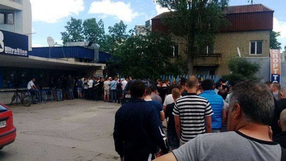 Истерията започна и свърши за минути, Левски продаде билетите за финала