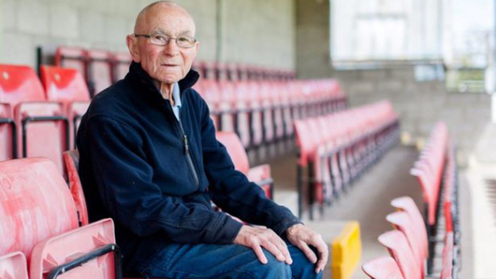 Какво благородство: 76-годишен уредник на стадион дарява всичките си спестявания на любимия клуб