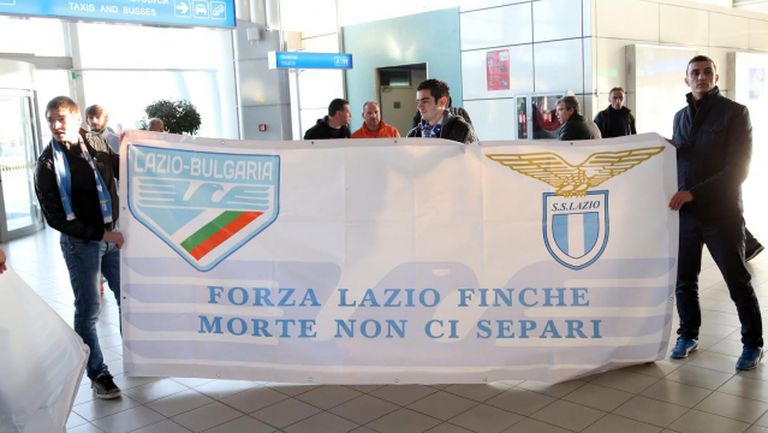Фен клуба на Лацио в България посрещна "орлите" със специален транспарант