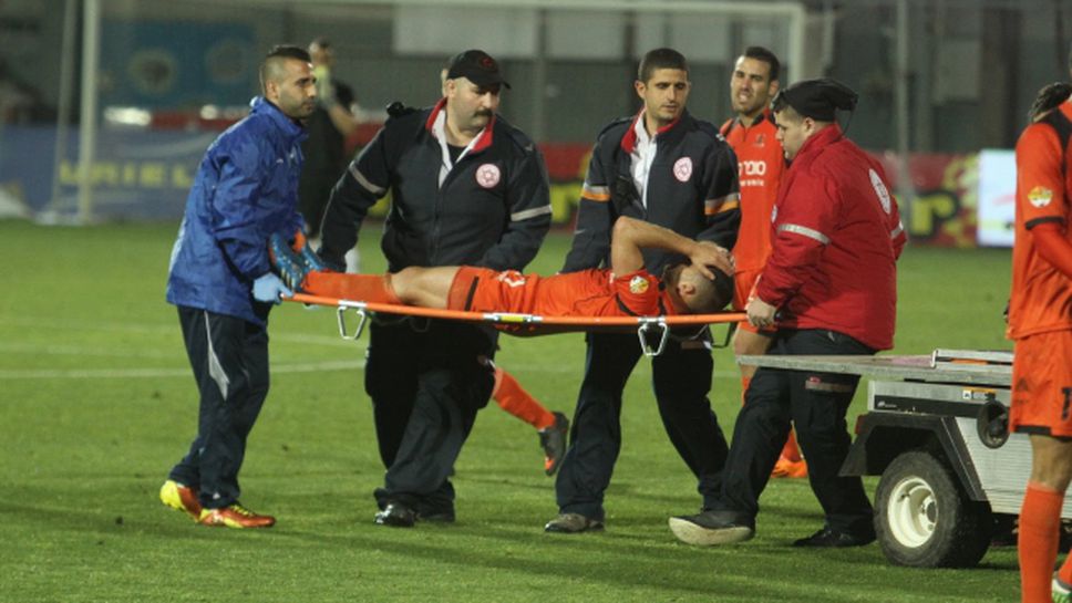 Футболист счупи брутално крака на противник