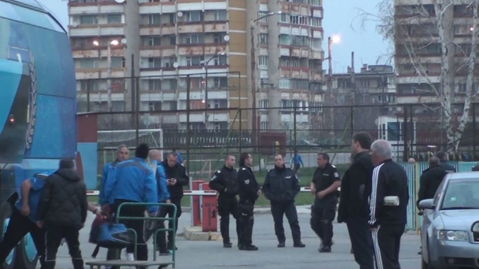 Десетина фена и повече полиция посрещнаха Левски
