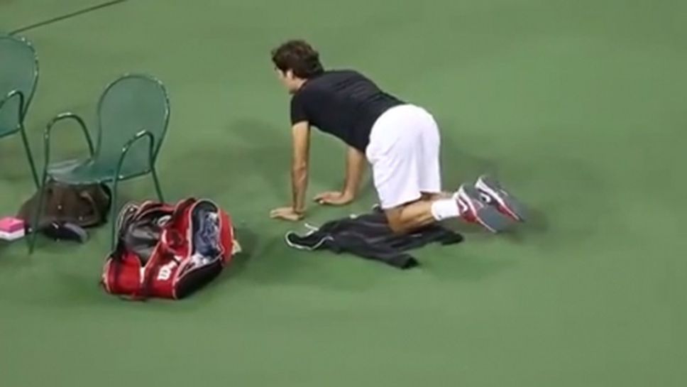 Федерер загрява с чупки в кръста (видео)