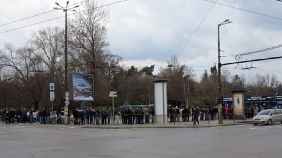 България полудя по Лудогорец - вижте какво става на касите на "Васил Левски" (снимки)