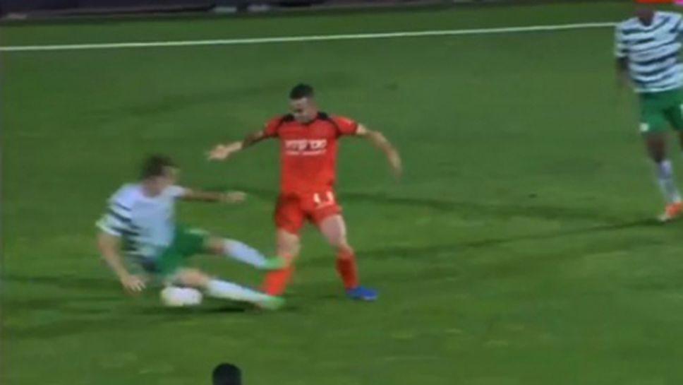 Футболист счупи брутално крака на противник (видео)