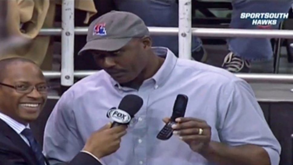 Карл Малоун шашна със стар телефон