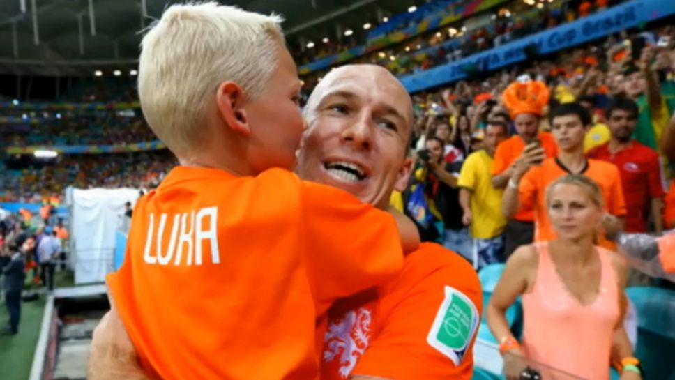 Робен утешава момченцето си, което плаче за загубата на Холандия