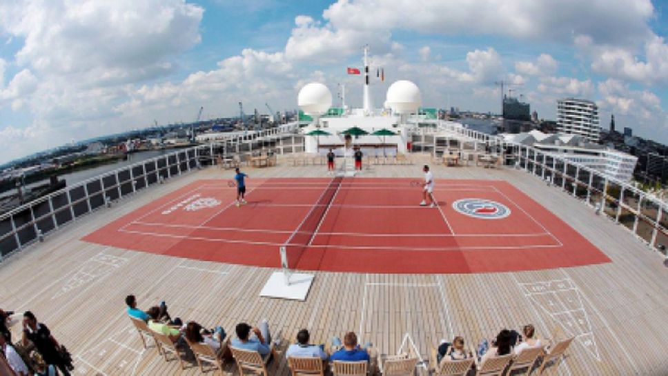 Фонини игра тенис на най-големия кораб в света
