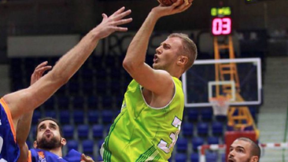 Дурчев и Навара се отлепиха от дъното в Испания