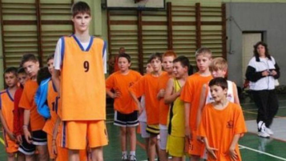 Не е за вярване! 13-годишен румънски баскетболист стряска с ръста си - 226 см