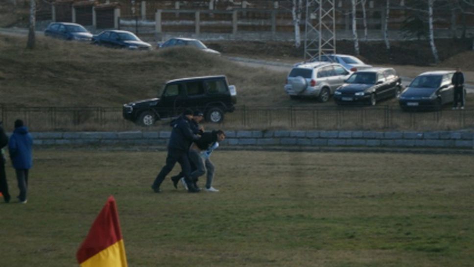 Фен на Пирин нахлу на терена, полицай не може да го хване