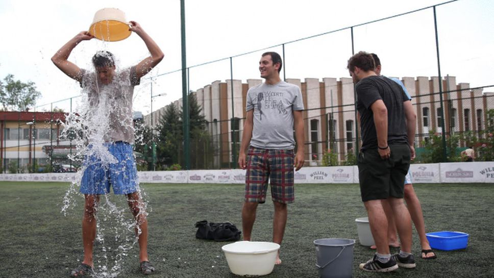 Спортните журналисти се поляха с ледена вода,дарявайки пари за лечението на Аян Садъков